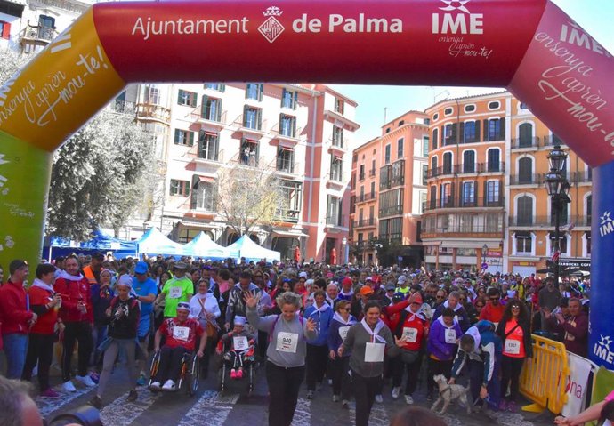 Cerca de 1.700 personas se suman a la cuarta 'Marxa per la Igualtat Nordic Walki