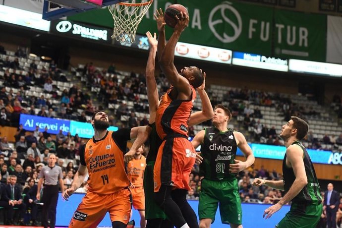 Baloncesto/Liga Endesa.- (Crónica) El Baskonia tropieza y el Valencia Basket se 