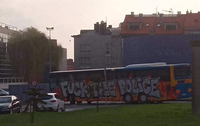 Pintadas vandálicas contra la policía en un autobús en Luanco (Gozón)