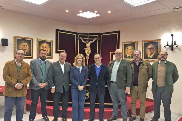 Np Y Foto Reunión Ana Mestre Con Unión Hermandades