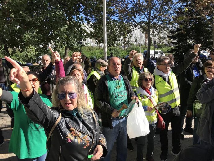 Concentración de la PAH y los Iaioflautas en Ciudad de la Justicia de Valencia
