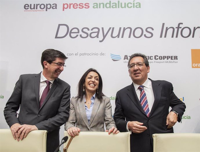 La presidenta del Parlamento andaluz, Marta Bosquet, participa en los desayunos 