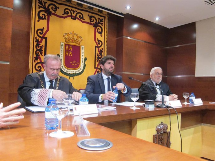 López Miras desmiente que pidiera el voto en el acto institucional con mujeres d