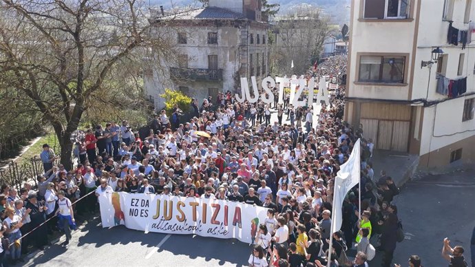 AMP.- Una multitudinaria manifestación rechaza la sentencia del caso Alsasua