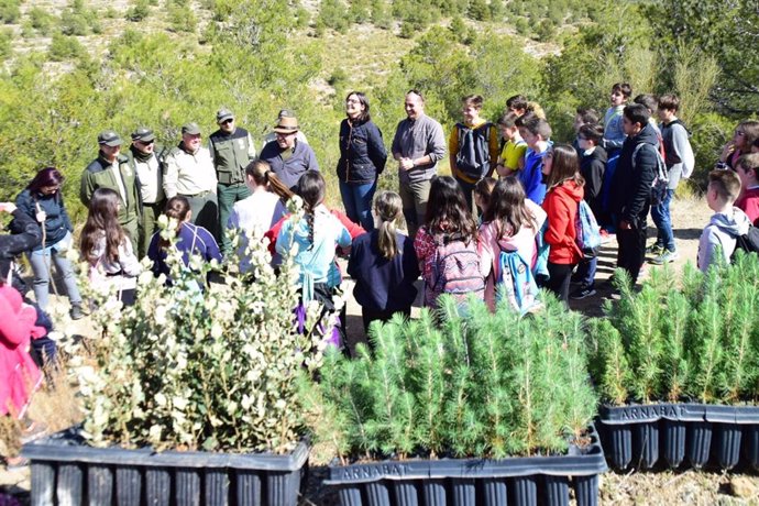 Granada.- Alumnado del instituto Pedro Jiménez Montoya se suma a la reforestació