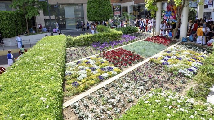 Imagen de uno de los parques con esculturas florales y jardines verticales