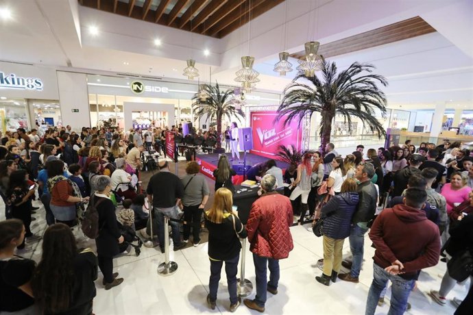 Sevilla.- Cerca de 400 personas acuden al casting de 'La Voz' del centro comerci