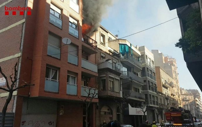 Tres heridos en el incendio de un piso en Lleida que calcina la vivienda