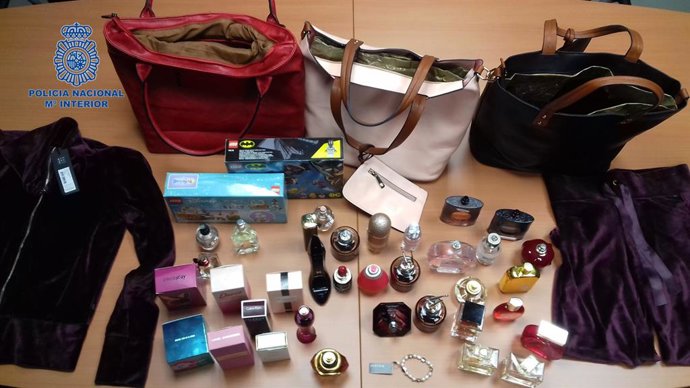 Successos.- Detenen una banda de dones dedicada a furtar en comeros mediant