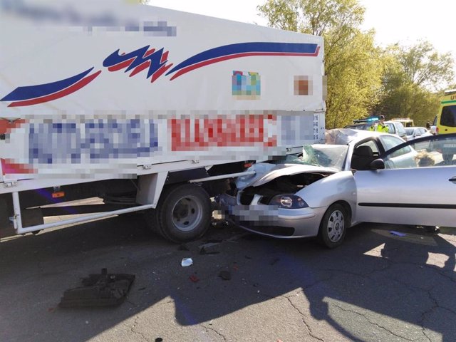Sucesos.- Dos heridos tras la colisión entre un turismo y un camión en Tarancón 