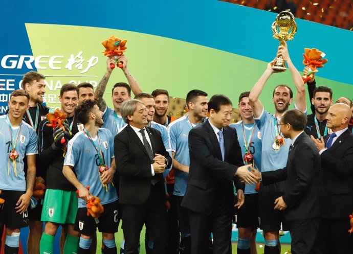Fútbol.- Godín se hace histórico con Uruguay en la victoria ante Tailandia