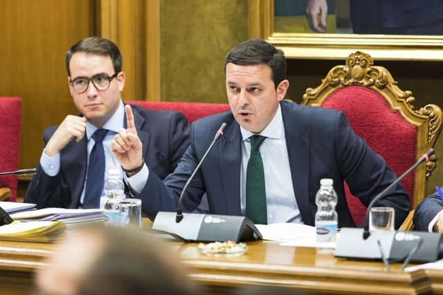 Javier Aureliano García (PP), presidente de la Diputación, interviene en pleno.