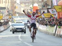 De Gendt sigue haciendo historia en la Volta y es el primer líder