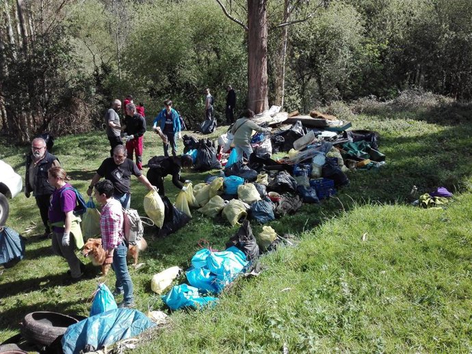 --RETIRAN 6 TONELADAS DE BASURA DE LOS RÍOS DE ABANTO ZIERBENA 