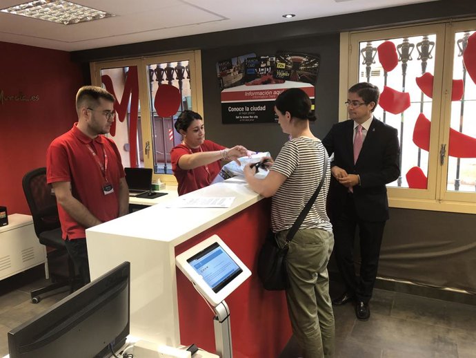 El concejal Jesús Pacheco, en la oficina de turismo