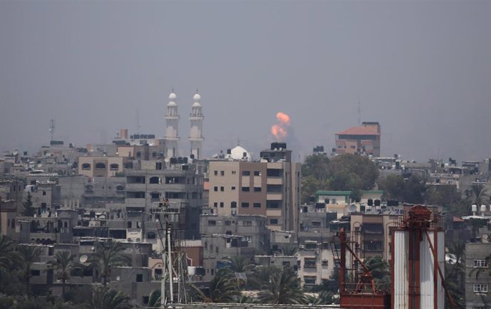 Israel.- El Ejército israelí vuelve a atacar varios objetivos en Gaza como respu