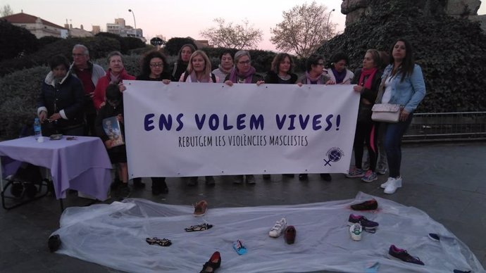 Unas ... Personas asisten en Palma a una concentración feminista que se repetirá