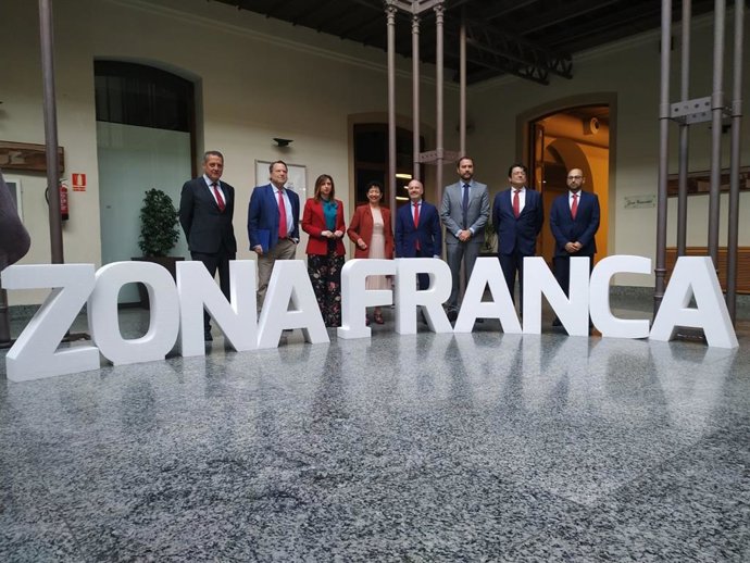 Sevilla.-Monteseirín aboga por un nuevo modelo de zona franca en la reunión del 