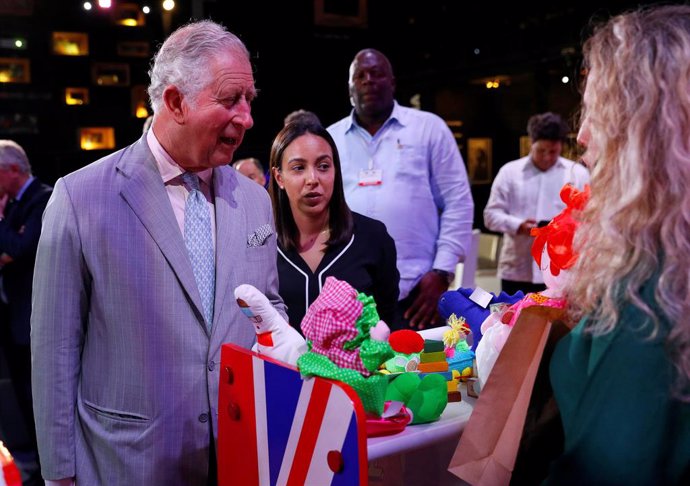El príncipe Carlos inaugura una estatua de Shakespeare durante un recorrido por 