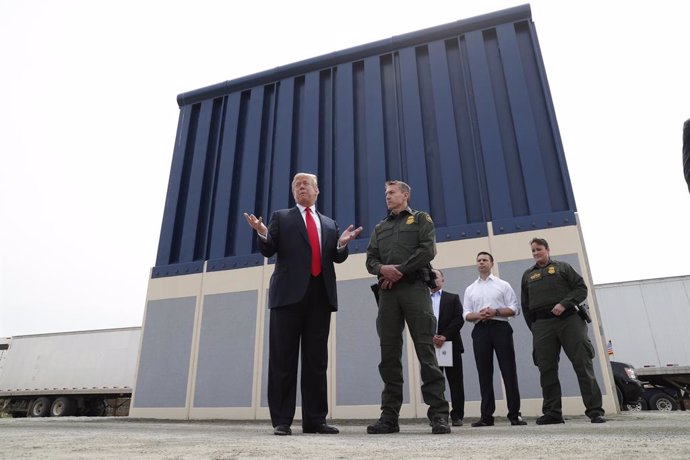 U.S. President Donald Trump talks with a U.S. Customs and Border Protection (CBP