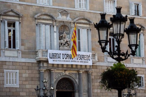 Nueva pancarta reivindicativa en el Palau de la Generalitat