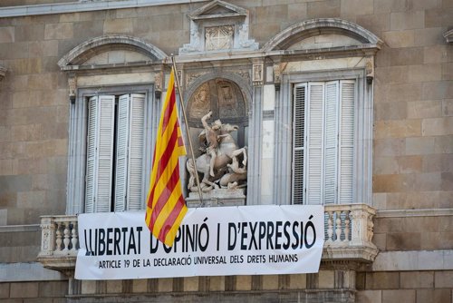 Nueva pancarta reivindicativa en el Palau de la Generalitat