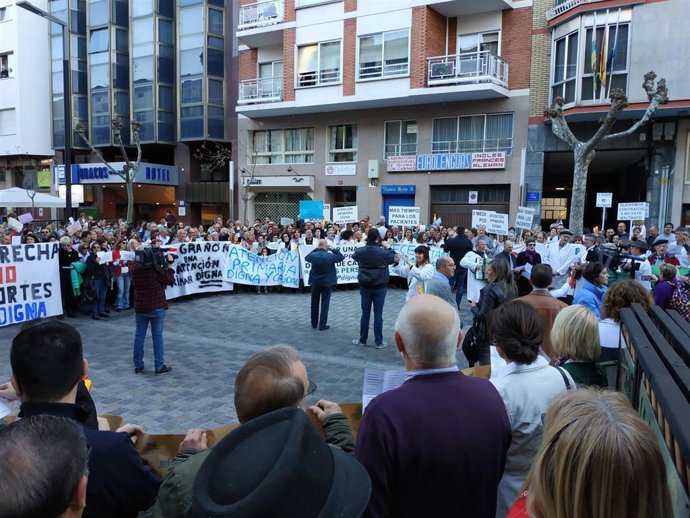 Médicos y pacientes participan en una multitudinaria concentración para exigir m