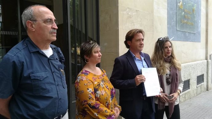 El dr. Antonio Salvá y Jorge Campos tras presentar una denuncia contra Valtonyc