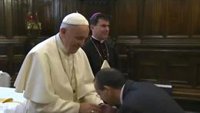 Difunden el viral momento del Papa Francisco evitando que los feligreses besen su famoso anillo papal