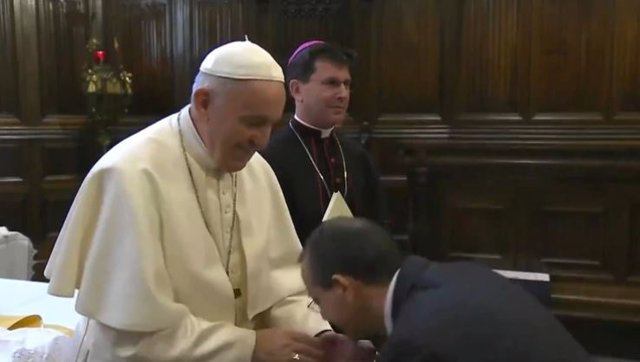 Difunden el viral momento del Papa Francisco evitando que los feligreses besen s