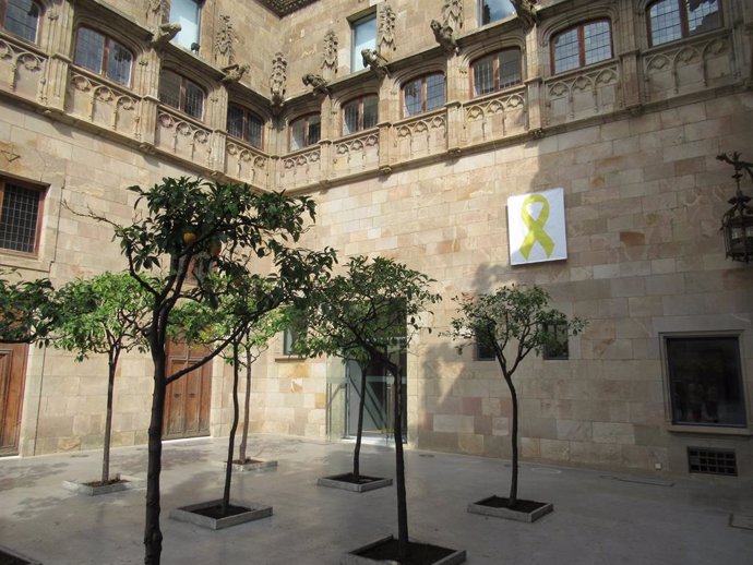28A.- Despengen el lla groc de l'interior del Palau de la Generalitat de Catalu