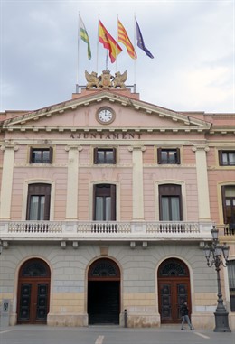 La bandera española vuelve a ondear en la fachada del Ayuntamiento de Sabadell 