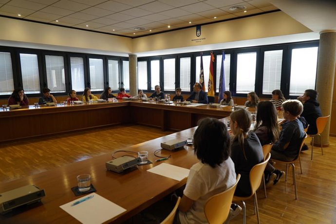 L'Ajuntament posar cartells de 'Prohibit fumar' en parcs de Calvi a peti