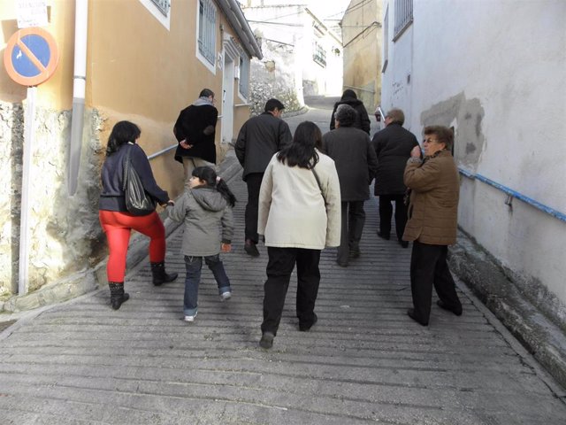 Gente caminando por la ciudad de Cuenca