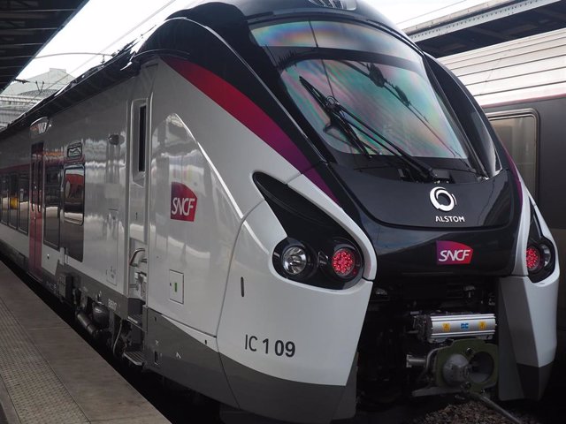 La francesa SNCF entrará a competir con Renfe en el AVE junto con Acciona o en s