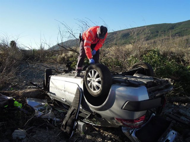 Sucesos.- Herido muy grave al salirse de la vía y chocar con un árbol en la NA-1