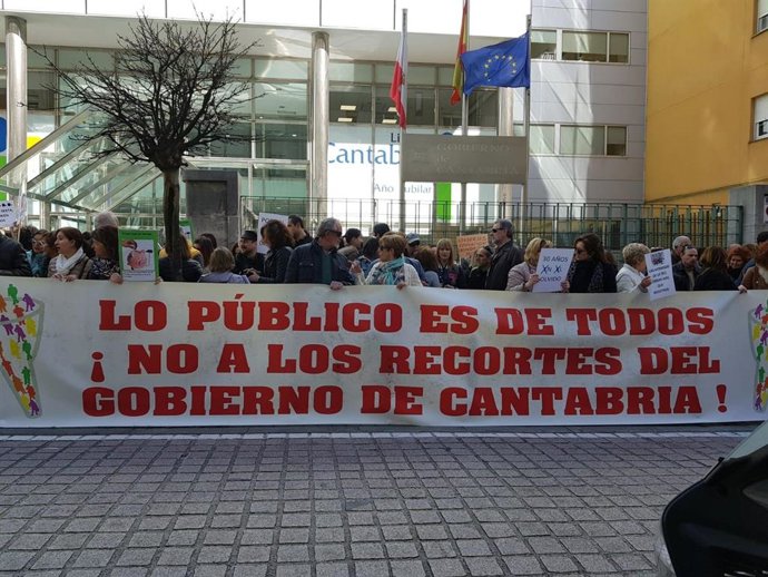 Sindicatos cifran en el 88% el seguimiento de la huelga de conserjes de los cent