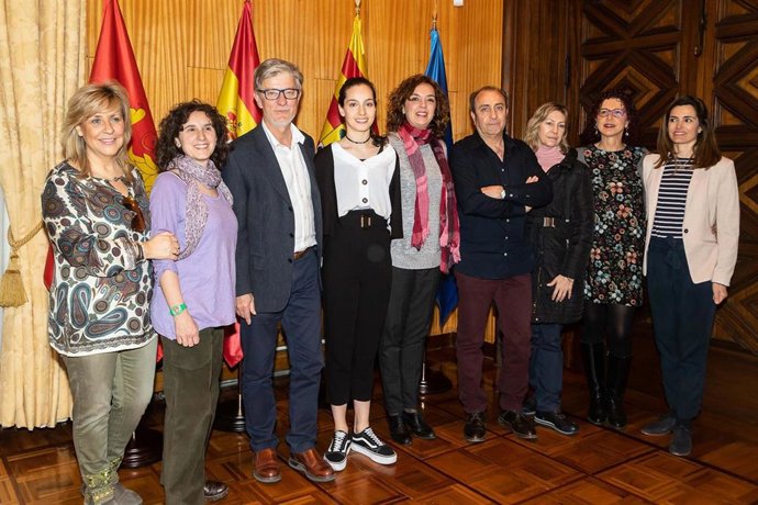 Zaragoza.- El alcalde recibe a la bailarina Leyre Domingo, ganadora del II Premi