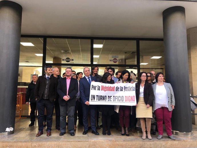 Prop de 30 advocats es concentren davant dels Jutjats de Sa Gerreria para 