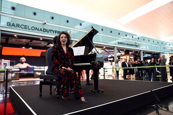 Llevan la ópera de 'La Gioconda' y 'Carmen' al Aeropuerto de El Prat