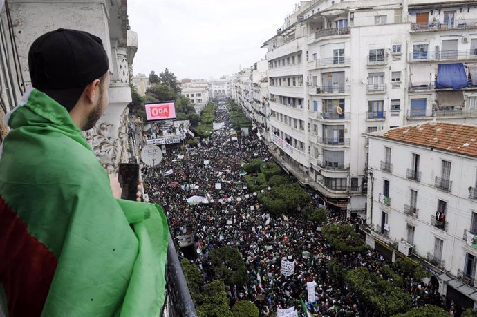 Algerians urging Bouteflika to quit