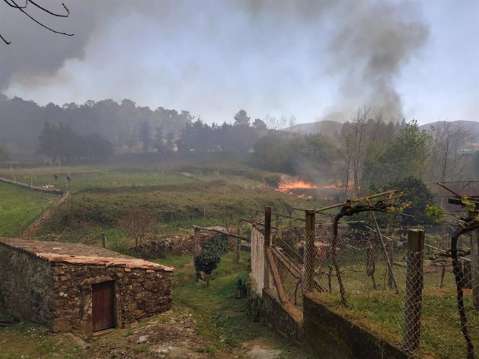 Rural.- El fuegos cerca una granja con 20.000 pollos en Rianxo, pero los dueños 