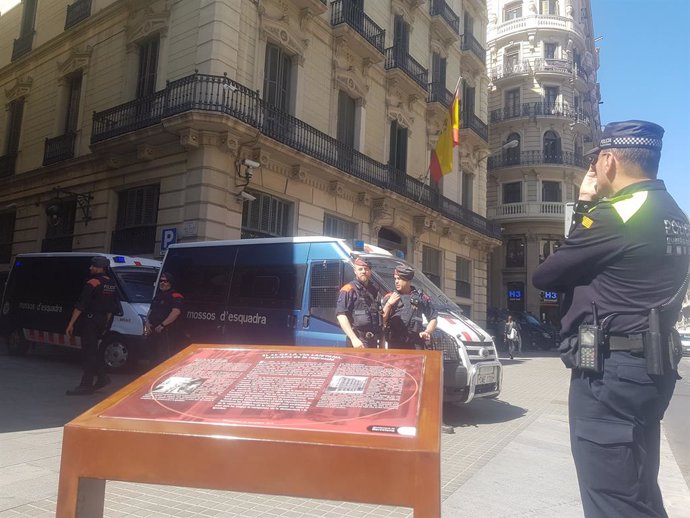 Barcelona recorda les tortures en la Prefectura de Policia amb un faristol infor