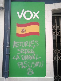 Pintadas en la sede de Vox de Pola de Siero