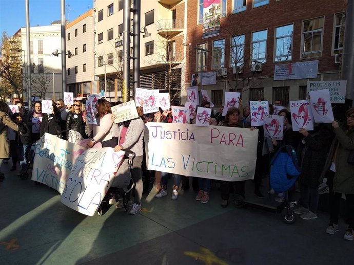 Familias de los Maristes piden "respeto" hacia los alumnos tras las pintadas