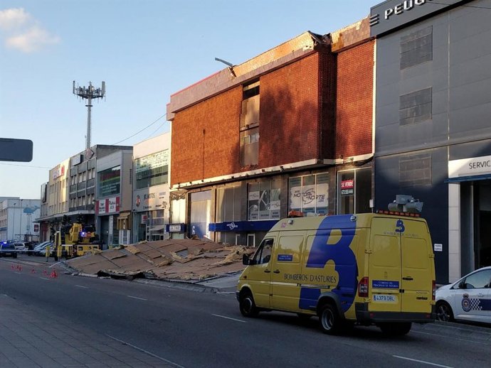 Sucesos.- El tejado de una nave se desploma sobre unos coches estacionados en la