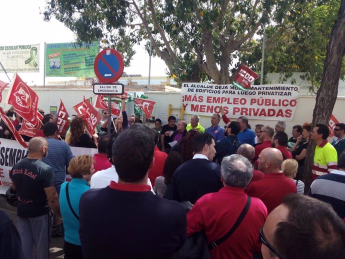 Sevilla.- Concentración sindical ante el CEIP Vélez de Guevara contra la nueva l