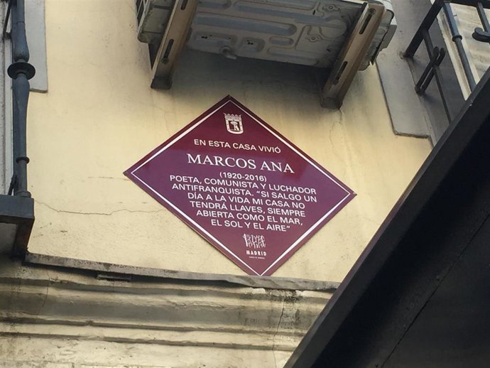 Una placa recuerda desde hoy al poeta Marcos Ana como un "luchador antifranquist