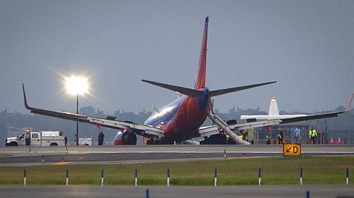 Avión de Southwest Airlines aterriza en La Guardia