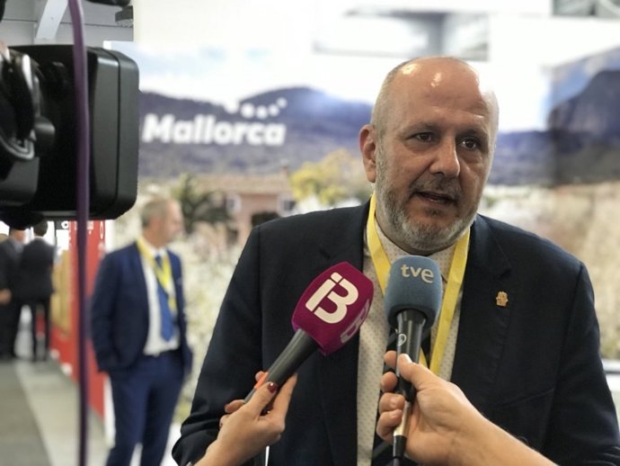 Ensenyat relata que un hotelero le llamó "puto maricón" en la feria turística de